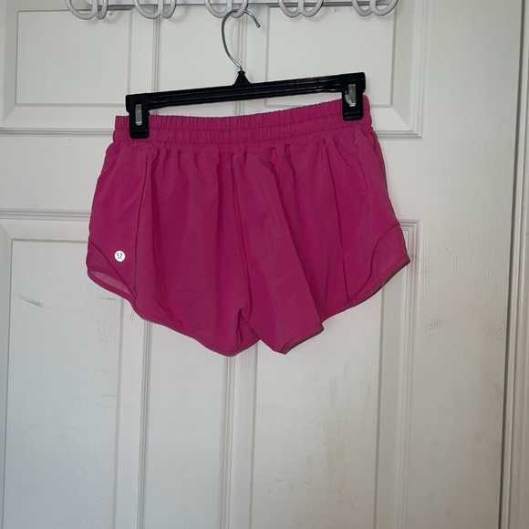 lululemon sonic pink hot hots 2.5" inseam low rise/mid rise, size 6 - Picture 2 of 3